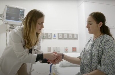 Кодирование Аквилонг в Прокопьевске Врач держит пациентку за руку