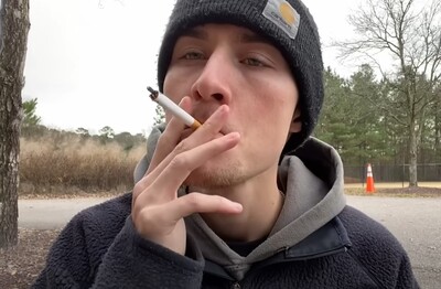 Лечение зависимости от табакокурения в Прокопьевске Мужчина с сигаретой делает затяжку